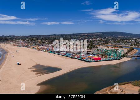Blick aus der Vogelperspektive auf die Santa Cruz Beach Boardwalk und die Achterbahn mit Riesenlappen Stockfoto