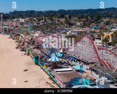 Blick aus der Vogelperspektive auf die Santa Cruz Beach Boardwalk und die Achterbahn mit Riesenlappen Stockfoto