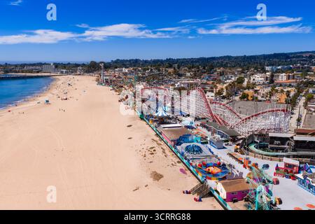 Blick aus der Vogelperspektive auf die Santa Cruz Beach Boardwalk und die Achterbahn mit Riesenlappen Stockfoto