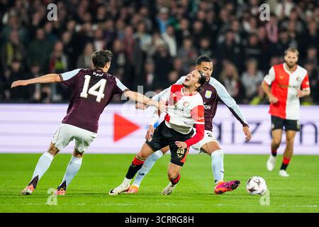 Rotterdam, Niederlande. Oktober 2025. Rotterdam - Pau Torres aus Aston Villa, Anis Hadj Moussa aus Feyenoord im zweiten Spiel der UEFA Europa League 2025/2026. Das Spiel findet am 2. Oktober 2025 im Stadion Feijenoord de Kuip in Rotterdam statt. Credit: Box to Box Pictures/Alamy Live News Stockfoto
