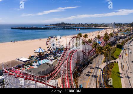 Blick aus der Vogelperspektive auf die Santa Cruz Beach Boardwalk und die Achterbahn mit Riesenlappen Stockfoto
