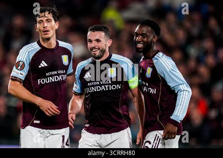 ROTTERDAM, NIEDERLANDE - 2. OKTOBER: Pau Torres aus Aston Villa, John McGinn aus Aston Villa und Lamare Bogarde aus Aston Villa feiern das zweite Tor ihrer Mannschaft während des Spiels der UEFA Europa League 2025/26 League Phase MD2 zwischen Feyenoord und Aston Villa FC am 2. Oktober 2025 in Rotterdam. (Foto: Rene Nijhuis) Stockfoto