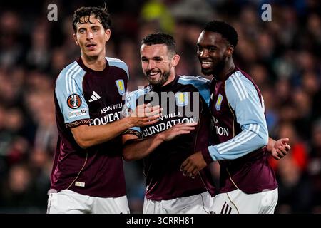 ROTTERDAM, NIEDERLANDE - 2. OKTOBER: Pau Torres aus Aston Villa, John McGinn aus Aston Villa und Lamare Bogarde aus Aston Villa feiern das zweite Tor ihrer Mannschaft während des Spiels der UEFA Europa League 2025/26 League Phase MD2 zwischen Feyenoord und Aston Villa FC am 2. Oktober 2025 in Rotterdam. (Foto: Rene Nijhuis) Stockfoto