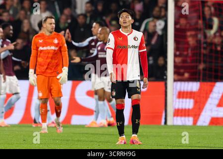 Rotterdam, Niederlande. Oktober 2025. ROTTERDAM, NIEDERLANDE - 2. OKTOBER: Tsuyoshi Watanabe aus Feyenoord ist enttäuscht während des MD2-Spiels zwischen Feyenoord und Aston Villa im Stadion Feijenoord am 2. Oktober 2025 in Rotterdam. (Foto von Hans van der Valk/Orange Pictures) Credit: Orange Pics BV/Alamy Live News Stockfoto