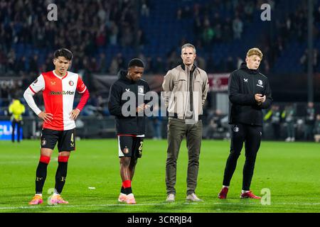 Rotterdam, Niederlande. Oktober 2025. Rotterdam: Tsuyoshi Watanabe aus Feyenoord, Givairo Read aus Feyenoord, Feyenoord-Trainer Robin van Persie, Jan Plug aus Feyenoord im zweiten Spiel der UEFA Europa League 2025/2026. Das Spiel findet am 2. Oktober 2025 im Stadion Feijenoord de Kuip in Rotterdam statt. Credit: Box to Box Pictures/Alamy Live News Stockfoto