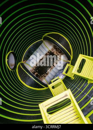 Moderner Regenwasserableiter aus Kunststoff oder Abwassersammler. Stockfoto