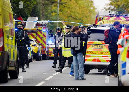 (251002) -- MANCHESTER (BRITAIN), 2. Oktober 2025 (Xinhua) -- Polizeibeamte und Rettungsdienste sind am Tatort der Heaton Park Hebrew Congregation Synagoge in Manchester, Großbritannien, 2. Oktober 2025 abgebildet. Die Polizei bestätigte am Donnerstagnachmittag, dass der Angriff vor der Heaton Park Hebrew Congregation Synagoge auf der Middleton Road in Crumpsall, Manchester, als Terroranschlag erklärt wurde. (Xinhua) Stockfoto