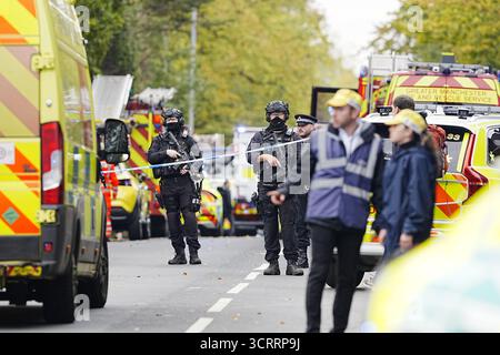 (251002) -- MANCHESTER (BRITAIN), 2. Oktober 2025 (Xinhua) -- Polizeibeamte und Rettungsdienste sind am Tatort der Heaton Park Hebrew Congregation Synagoge in Manchester, Großbritannien, 2. Oktober 2025 abgebildet. Die Polizei bestätigte am Donnerstagnachmittag, dass der Angriff vor der Heaton Park Hebrew Congregation Synagoge auf der Middleton Road in Crumpsall, Manchester, als Terroranschlag erklärt wurde. (Xinhua) Stockfoto