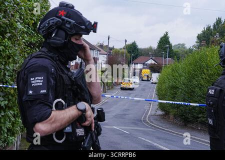 (251002) -- MANCHESTER (BRITAIN), 2. Oktober 2025 (Xinhua) -- Ein Polizist ist am Tatort in der Heaton Park Hebrew Congregation Synagoge in Manchester, Großbritannien, 2. Oktober 2025 abgebildet. Die Polizei bestätigte am Donnerstagnachmittag, dass der Angriff vor der Heaton Park Hebrew Congregation Synagoge auf der Middleton Road in Crumpsall, Manchester, als Terroranschlag erklärt wurde. (Xinhua) Stockfoto