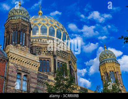 Neue Synagoge Berlin (Centrum Judaicum) Kuppel und Fassade unter blauem Sommerhimmel Stockfoto