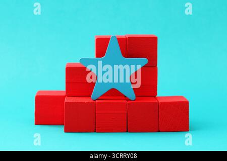 Anführerstern auf Holzblöcken Stockfoto