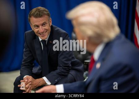 Präsident Donald Trump trifft sich am Dienstag, den 23. September 2025, mit dem französischen Präsidenten Emmanuel Macron im Hauptquartier der Vereinten Nationen in New York City. (Offizielles Foto des Weißen Hauses von Daniel Torok) Stockfoto