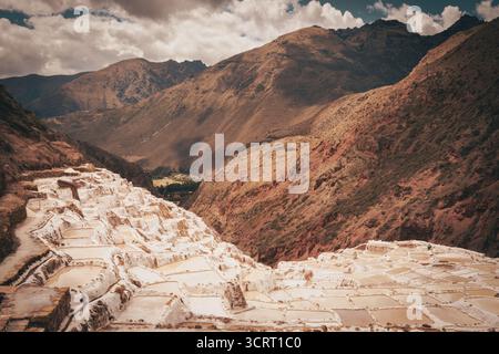 Salzverdunstungsteiche der Maras Mines in den Bergen des Heiligen Tals, Peru. Stockfoto