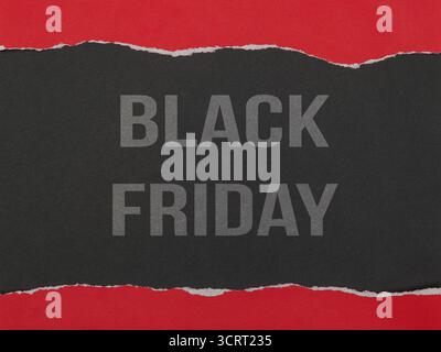 Torn Red Paper zeigt einen schwarzen Hintergrund mit einem fetten „Black Friday“-Text Stockfoto