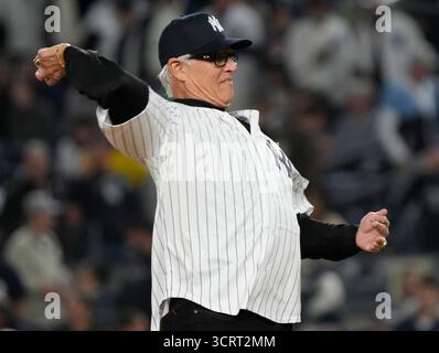 New York, Usa. Oktober 2025. Der ehemalige New York Yankee Baseballspieler und -Manager Bucky Dent wirft am Donnerstag, den 2. Oktober 2025 im Yankee Stadium in New York City den ersten Platz vor dem dritten Spiel der MLB American League Wild Card-Serie gegen die Boston Red Sox aus. Foto von Ray Stubblebine/UPI Credit: UPI/Alamy Live News Stockfoto