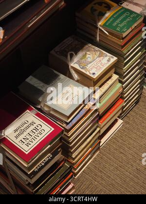 In einer fremdsprachigen Buchhandlung in Jimbocho Tokio wurden alte Bücher gestapelt Stockfoto