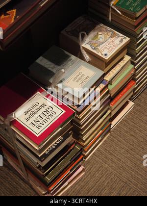 In einer fremdsprachigen Buchhandlung in Jimbocho Tokio wurden alte Bücher gestapelt Stockfoto