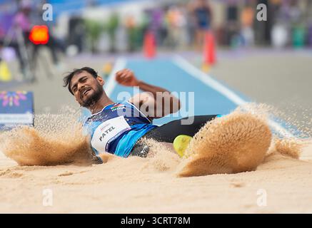 Neu-Delhi, Indien. Oktober 2025. Der Indische Patel mit Bharatbhai tritt am 2. Oktober 2025 im Long Jump T44-Finale der Männer bei den Para Athletics World Championships 2025 in Neu-Delhi, Indien, an. Quelle: Javed Dar/Xinhua/Alamy Live News Stockfoto