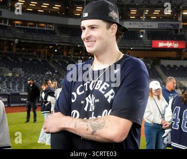 Die Fans jubeln, als die New York Yankees Pitcher Cam Schlittler auf dem Feld steht, nachdem die Yankees am Donnerstag, den 2. Oktober 2025, die Boston Red Sox 4-0 besiegten und ihre MLB American League Wild Card-Serie im Yankee Stadium in New York City gewinnen konnten. Schlittler, ein 24-jähriger Rookie, ging in acht Innings und hatte 12 Strikeouts und gab keine Spaziergänge auf. Foto von Ray Stubblebine/UPI Stockfoto