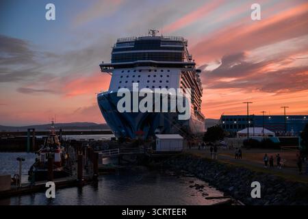 Das Kreuzfahrtschiff liegt im Hafen von Salish Sea vor dem Hintergrund eines Abendhimmels mit wunderschönen Wolken im Hafen von Victoria, BC, Kanada Stockfoto