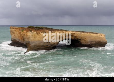 London Arch Bridge Felsformation, Meer und stürmischer Himmel an der Great Ocean Road in Victoria, Australien Stockfoto