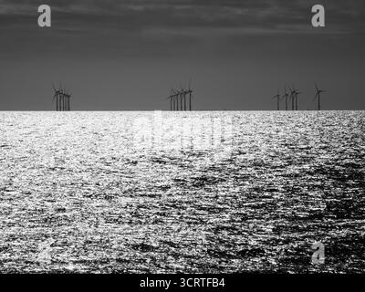 Offshore-Windturbinen am Horizont in Schwarz-weiß Stockfoto