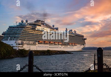 Das Kreuzfahrtschiff liegt im Hafen von Salish Sea vor dem Hintergrund eines Abendhimmels mit wunderschönen Wolken im Hafen von Victoria, BC, Kanada Stockfoto