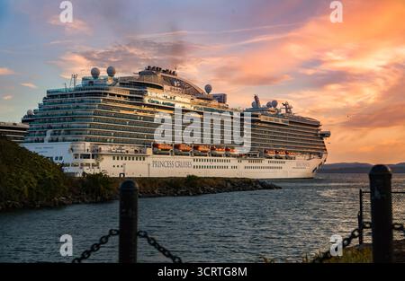 Das Kreuzfahrtschiff liegt im Hafen von Salish Sea vor dem Hintergrund eines Abendhimmels mit wunderschönen Wolken im Hafen von Victoria, BC, Kanada Stockfoto