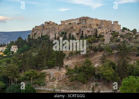 Die Akropolis auf dem Hügel in Athen, Griechenland, ist eine antike archäologische Stätte aus dem 5. Jahrhundert v. Chr Stockfoto