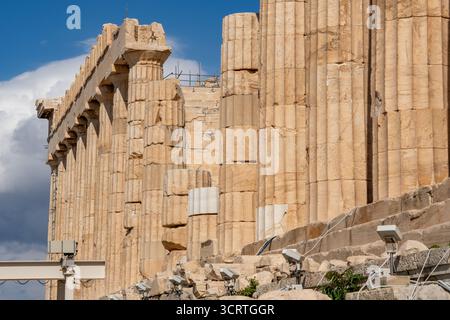 Der parthenon an der Akropolis in Athen, Griechenland, ist ein alter Marmortempel, der der Göttin Athena gewidmet ist. Stockfoto