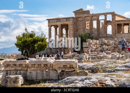 Die Karyatiden, sechs weibliche Säulen auf dem Erechtheion-Tempel an der Akropolis in Athen, Griechenland. Stockfoto