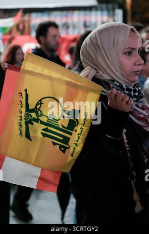 Istanbul, Türkei. Oktober 2025. Eine pro-palästinensische Frau trägt während der Kundgebung eine Hisbollah-Flagge. Tausende pro-palästinensischer Demonstranten versammelten sich vor dem israelischen Konsulat im Istanbuler Stadtteil Levent, um gegen den israelischen Angriff auf die Sumud-Flottille zu protestieren, die Segel setzte, um die Gaza-Blockade zu brechen. Quelle: SOPA Images Limited/Alamy Live News Stockfoto