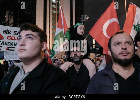Istanbul, Türkei. Oktober 2025. Ein Mädchen trägt während der Kundgebung eine Flagge auf der Schulter ihres Vaters. Tausende pro-palästinensischer Demonstranten versammelten sich vor dem israelischen Konsulat im Istanbuler Stadtteil Levent, um gegen den israelischen Angriff auf die Sumud-Flottille zu protestieren, die Segel setzte, um die Gaza-Blockade zu brechen. Quelle: SOPA Images Limited/Alamy Live News Stockfoto