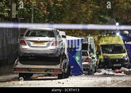 Manchester, Großbritannien. Oktober 2025. Ein Mercedes-Auto auf der Rückseite eines Autotransportes wünscht sich die Absperrung während des Terrorangriffs am 2. Tag des Terroranschlags in der Manchester Synagoge in Heaton Park Shul, Manchester, Vereinigtes Königreich, 3. Oktober 2025 (Foto: Mark Cosgrove/News Images) in Manchester, Vereinigtes Königreich, am 3. Oktober 2025. (Foto: Mark Cosgrove/News Images/SIPA USA) Credit: SIPA USA/Alamy Live News Stockfoto