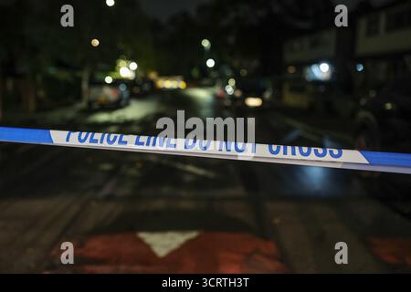 Manchester, Großbritannien. Oktober 2025. Die Polizei kreuzt kein Klebeband, da das Gebiet noch immer während des Terroranschlags am 2. Tag des Terroranschlags in der Manchester Synagoge am 3. Oktober 2025 im Heaton Park Shul, Manchester, Vereinigtes Königreich, abgeschottet ist (Foto: Mark Cosgrove/News Images) in Manchester, Vereinigtes Königreich, am 3. Oktober 2025. (Foto: Mark Cosgrove/News Images/SIPA USA) Credit: SIPA USA/Alamy Live News Stockfoto