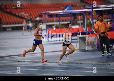 Neu-Delhi, Indien. Oktober 2025. Yuna Fujiwara (JPN) und Okano (JPN) Athletics : 1500-m-T20-Finale der Frauen im Jawaharlal nehru Stadium während der Para-Leichtathletik-Weltmeisterschaft 2025 in Neu-delhi, Indien. Quelle: Ranjith Kumar/AFLO/Alamy Live News Stockfoto