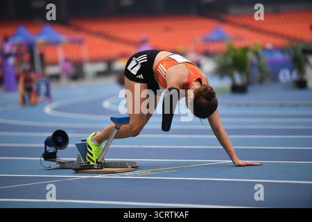 Neu-Delhi, Indien. Oktober 2025. Jule Ross aus Deutschland gewinnt Bronze im 400mm T47 der Frauen im Jawaharlal nehru Stadium während der Para-Leichtathletik-Weltmeisterschaft 2025 in Neu-delhi, Indien. Quelle: Ranjith Kumar/AFLO/Alamy Live News Stockfoto
