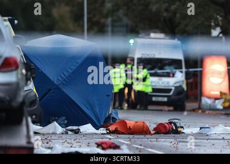 Manchester, Großbritannien. Oktober 2025. Forensische Zelte sind immer noch vorhanden und Notfallausrüstung über die Straße verteilt, während der Terroranschlag Tag 2 der Manchester Synagoge in Heaton Park Shul, Manchester, Vereinigtes Königreich, 3. Oktober 2025 (Foto: Mark Cosgrove/News Images) in Manchester, Vereinigtes Königreich am 10.3.2025. (Foto: Mark Cosgrove/News Images/SIPA USA) Credit: SIPA USA/Alamy Live News Stockfoto