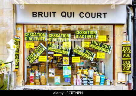 Schuh- und Schuhgeschäft mit Verkaufsaufklebern an der Frontscheibe geschlossen - Loches, Indre-et-Loire (37), Frankreich. Stockfoto
