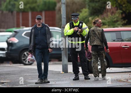 Manchester, Großbritannien. Oktober 2025. Während des Terroranschlags am 2. Tag des Terroranschlags in der Synagoge in Manchester am 3. Oktober 2025 in Heaton Park Shul, Manchester, Vereinigtes Königreich (Foto: Mark Cosgrove/News Images) in Manchester, Vereinigtes Königreich, werden Blumen zum Schauplatz gebracht 2025. (Foto: Mark Cosgrove/News Images/SIPA USA) Credit: SIPA USA/Alamy Live News Stockfoto