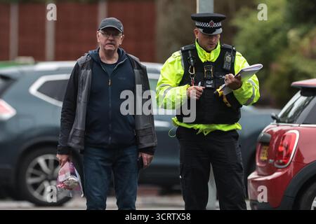 Manchester, Großbritannien. Oktober 2025. Während des Terroranschlags am 2. Tag des Terroranschlags in der Synagoge in Manchester am 3. Oktober 2025 in Heaton Park Shul, Manchester, Vereinigtes Königreich (Foto: Mark Cosgrove/News Images) in Manchester, Vereinigtes Königreich, werden Blumen zum Schauplatz gebracht 2025. (Foto: Mark Cosgrove/News Images/SIPA USA) Credit: SIPA USA/Alamy Live News Stockfoto