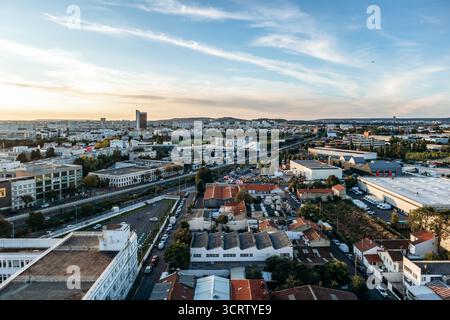 Asnieres sur seine, Frankreich - 5. September 2025: Panoramablick auf die Stadt mit Wohn- und Industriegebieten in der Nähe von Paris Stockfoto