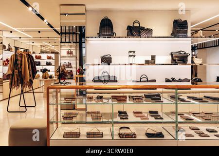 Paris, Frankreich - 7. September 2025: Innenraum der Burberry Boutique auf Saint Honoré mit luxuriösen Taschen, Tüchern und Accessoires Stockfoto