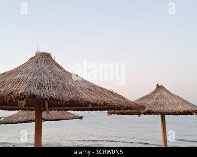 Sonnenschirme und Liegestühle am Strand am Schwarzen Meer. In Mamaia, Constanta Stockfoto