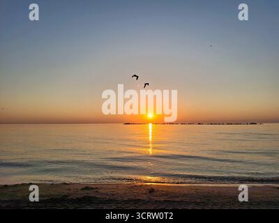 Sonnenaufgang am Schwarzen Meer, im Juli, in Mamaia, Constanta. Rumänien Stockfoto