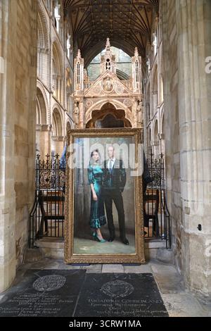 Peterborough, Großbritannien. Oktober 2025. Das offizielle Porträt des Herzogs und der Herzogin von Cambridge, heute der Prinz und Prinzessin von Wales, William und Kate, von Jamie Coreth, wurde in der Peterborough Cathedral gezeigt. Das Gemälde wird zunächst sechs Monate lang ausgestellt. Kate und William Porträt, Peterborough, Cambridgeshire, am 1. Oktober 2025. Quelle: Paul Marriott/Alamy Live News Stockfoto