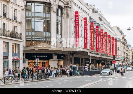 Paris, Frankreich - 7. September 2025: Fassade des Kaufhauses Le BHV Marais mit Radfahrern und Fußgängern in der Rue de Rivoli. Stockfoto