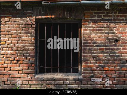 Detail alter Metallstäbe in einem Fenster in einer Ziegelmauer Stockfoto