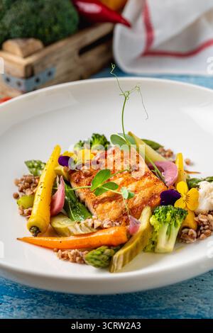 Gebratenes Lachsfilet mit Getreide und Gemüse der Saison Stockfoto
