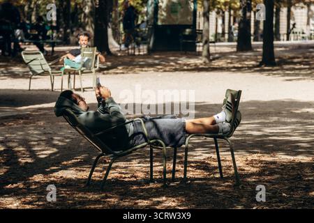 Paris, Frankreich - 12. September 2025: Die Menschen entspannen auf Metallstühlen in den Jardin du Luxembourg Stockfoto